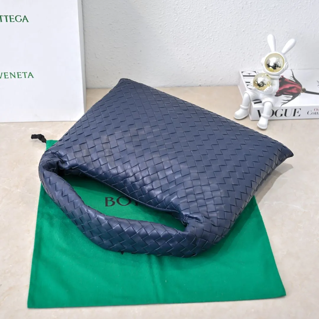 Batch 1960 #Bv new medium-sized HOP bag, the bag body and handles are made of a whole piece of woven leather. The bag body is soft and lazy. Hop symbolizes the praise of innovation and eternal craftsmanship [love]. The pyramid silhouette combines practicality and fashion. It is modern and casual, and the bag mouth is double-sided closed design, more convenient and safe! The cowhide texture also makes the bag more wear-resistant and durable. A must-have for fashionable ladies who like minimalism yet comfortable and casual! Size: 46x21x10cm Model: 6262